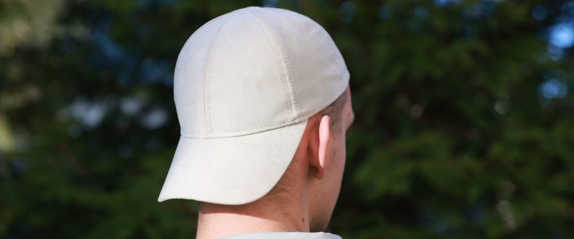 Șapca, semn de stil sau mască? Ce dezvăluie psiho despre cei ce o poartă mereu