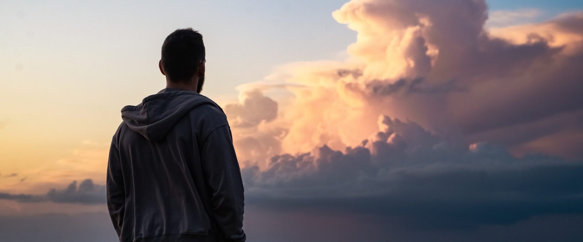 Singurătatea și egocentrismul, două probleme adesea percepute ca distincte, ar putea fi, de fapt, fețe ale aceleiași monede emoționale