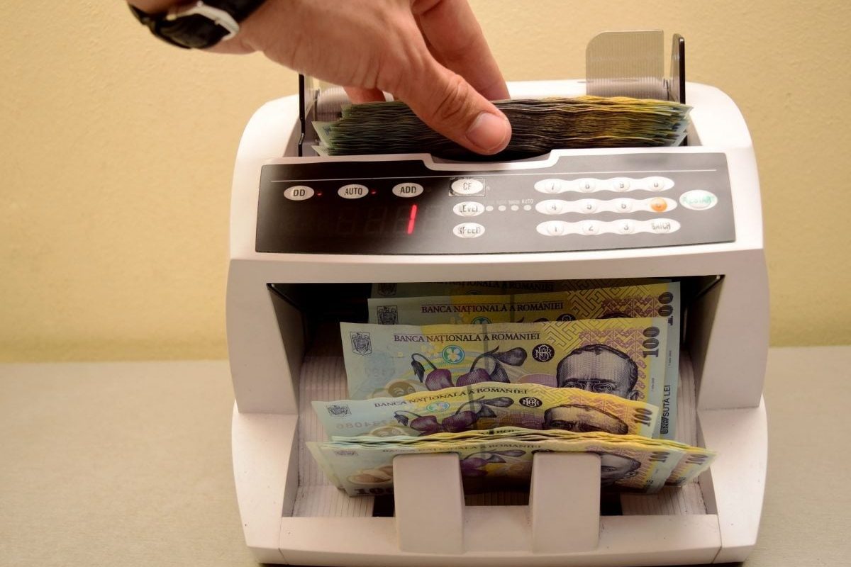 Cine are de câștigat șî de pierdut din noua lege a facturilor în euro