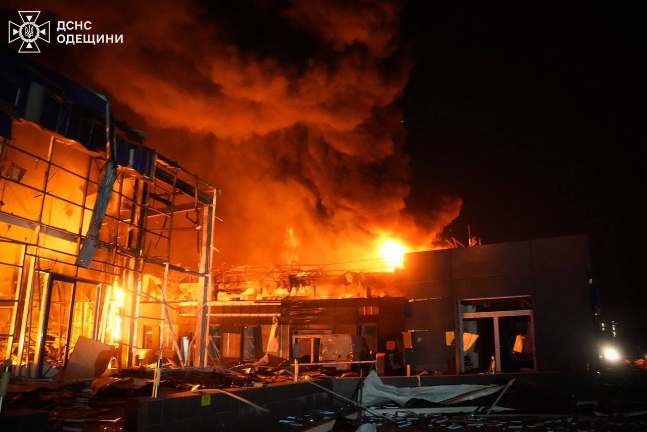 Cel puțin trei persoane, printre care un copil, au fost ucise în urma unui atac masiv cu drone efectuat de forțele ruse în noaptea de duminică spre luni asupra portului Odesa, în sudul Ucrainei