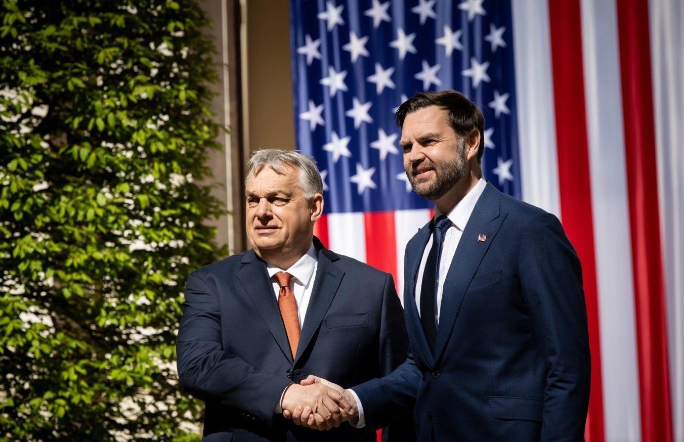 Vizita la Budapesta: Tensiuni între SUA și UE pe fondul alegerilor din Ungaria Vicepreședintele Statelor Unite ale Americii a criticat marți, la Budapesta, ceea ce a descris drept un amestec „rușinos” al Uniunii Europene în procesul electoral din Ungaria