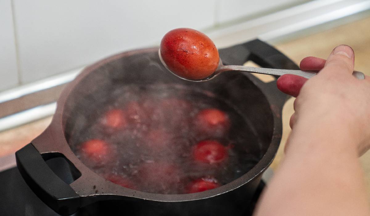 Ouă de Paște în exces? Trucuri să le păstrezi proaspete și bune de mâncat!