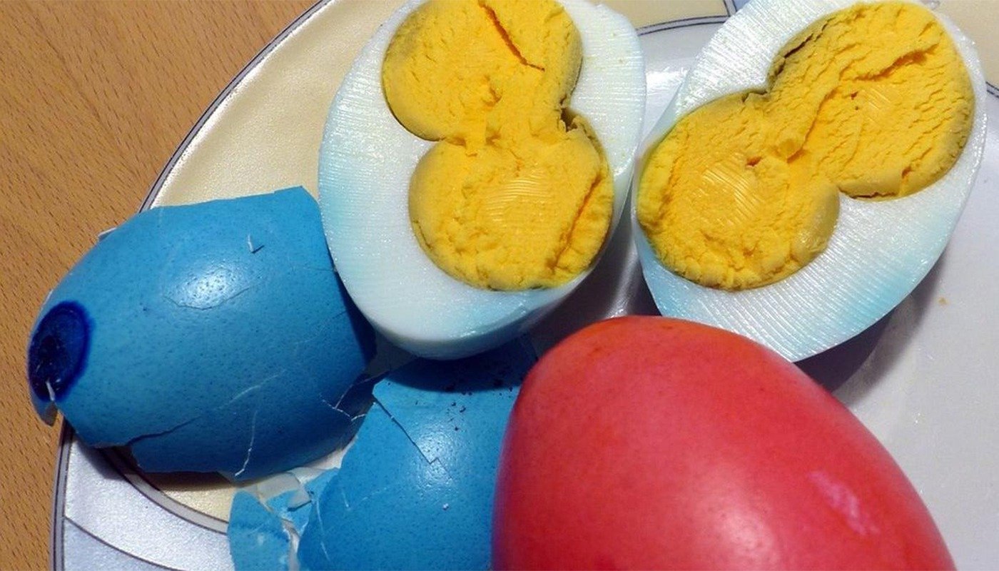 Ouă cu două gălbenușuri: Unde le găsești și ce beneficii au, de fapt