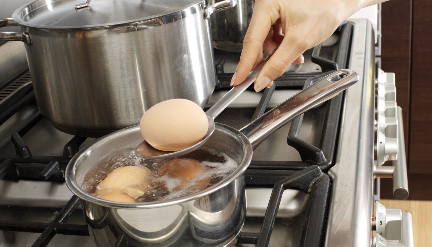 Ouă fierte fără incidente: Trucurile bucătarilor pentru Paște Bucătarii împărtășesc secretele pentru ouă fierte perfect, fără coji sparte, perfecte pentru masa de Paște