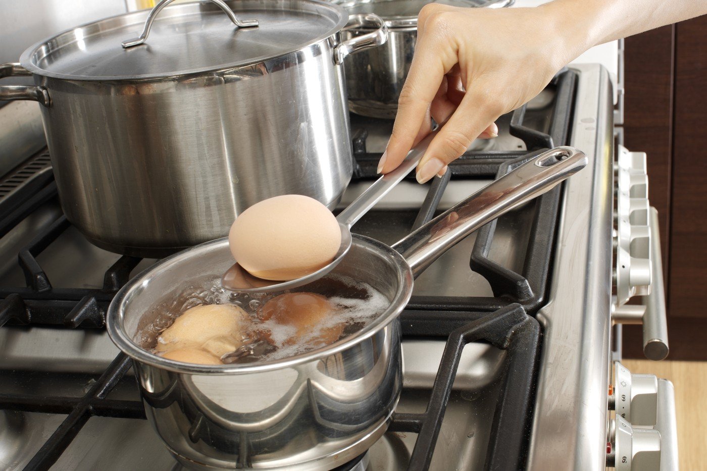 Ouă fierte fără incidente: Trucurile bucătarilor pentru Paște Bucătarii împărtășesc secretele pentru ouă fierte perfect, fără coji sparte, perfecte pentru masa de Paște