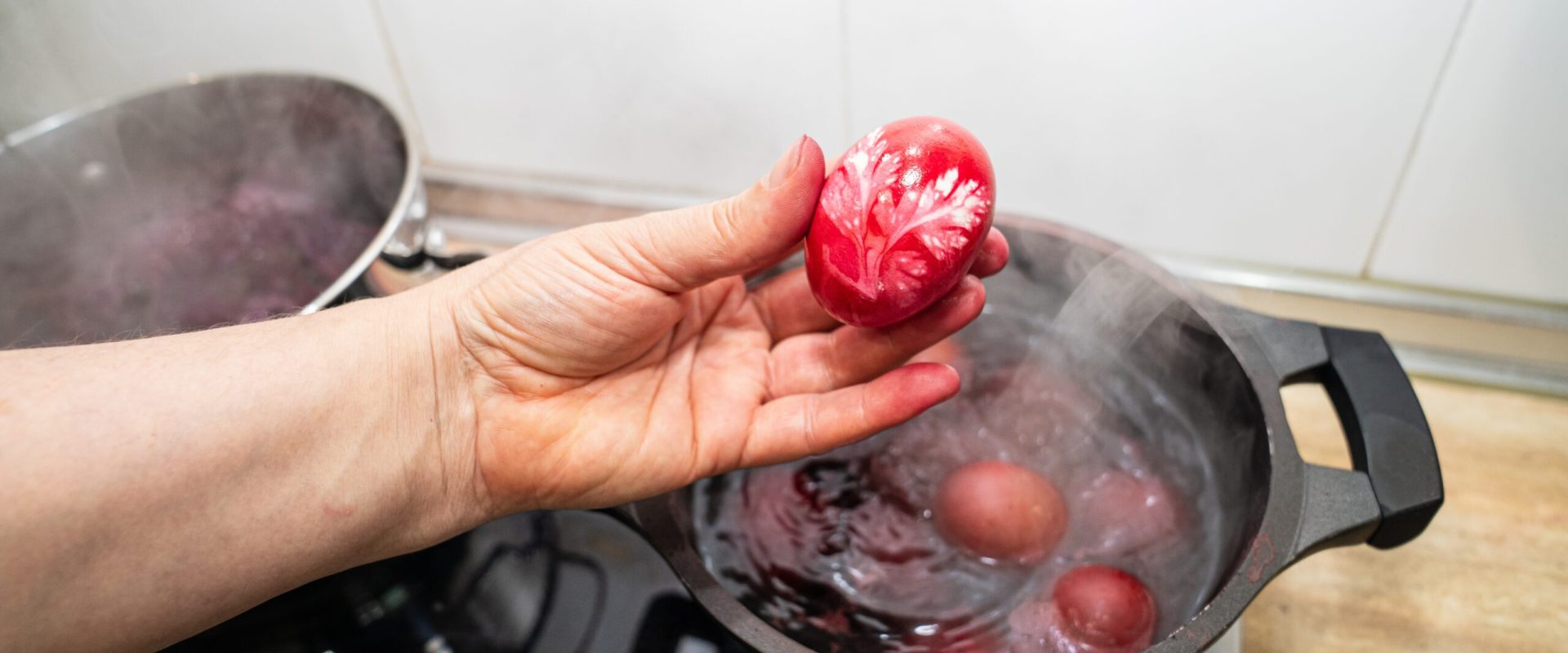 De ce ciocnim ouă roșii de Paște? Tradiția cu semnificații profunde