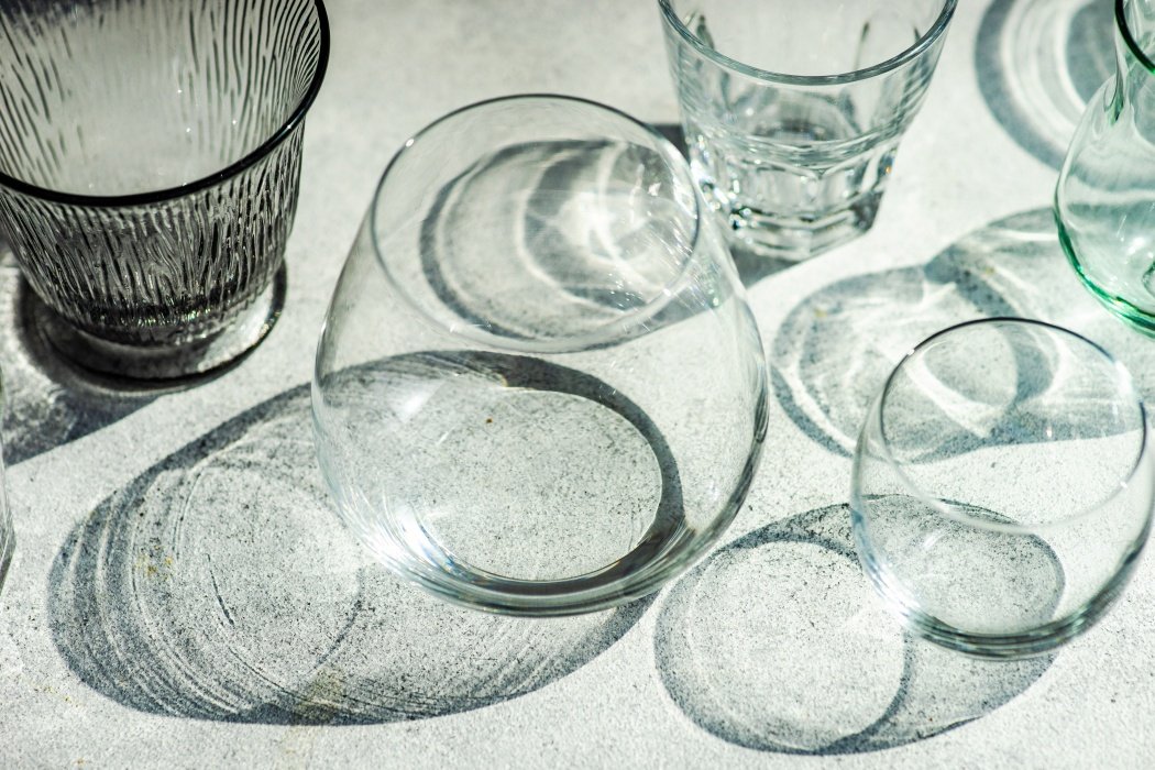 Paharele tulburi: cum le redai strălucirea? Bucătăria ta poate ascunde un mic secret: paharele de sticlă, aparent curate, pot dezvălui pete inestetice sau un aspect opac