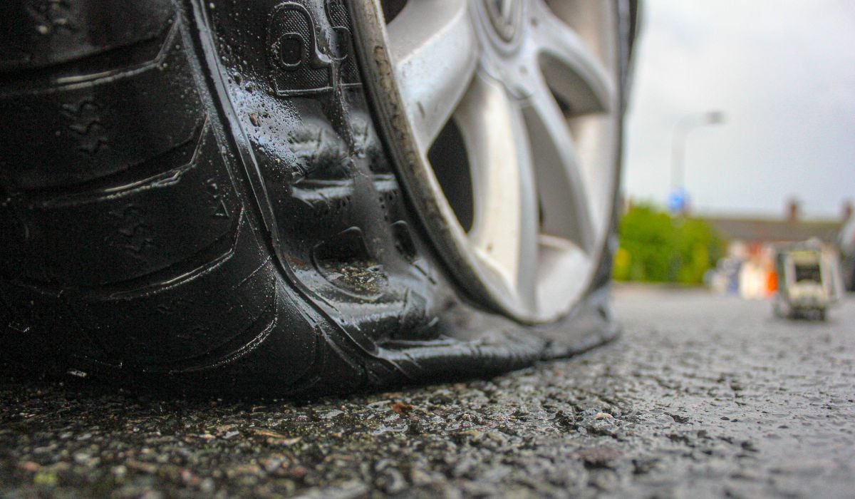 Cum să scapi cu viață când schimbi roata: Sfaturi de la experți pentru șoferi