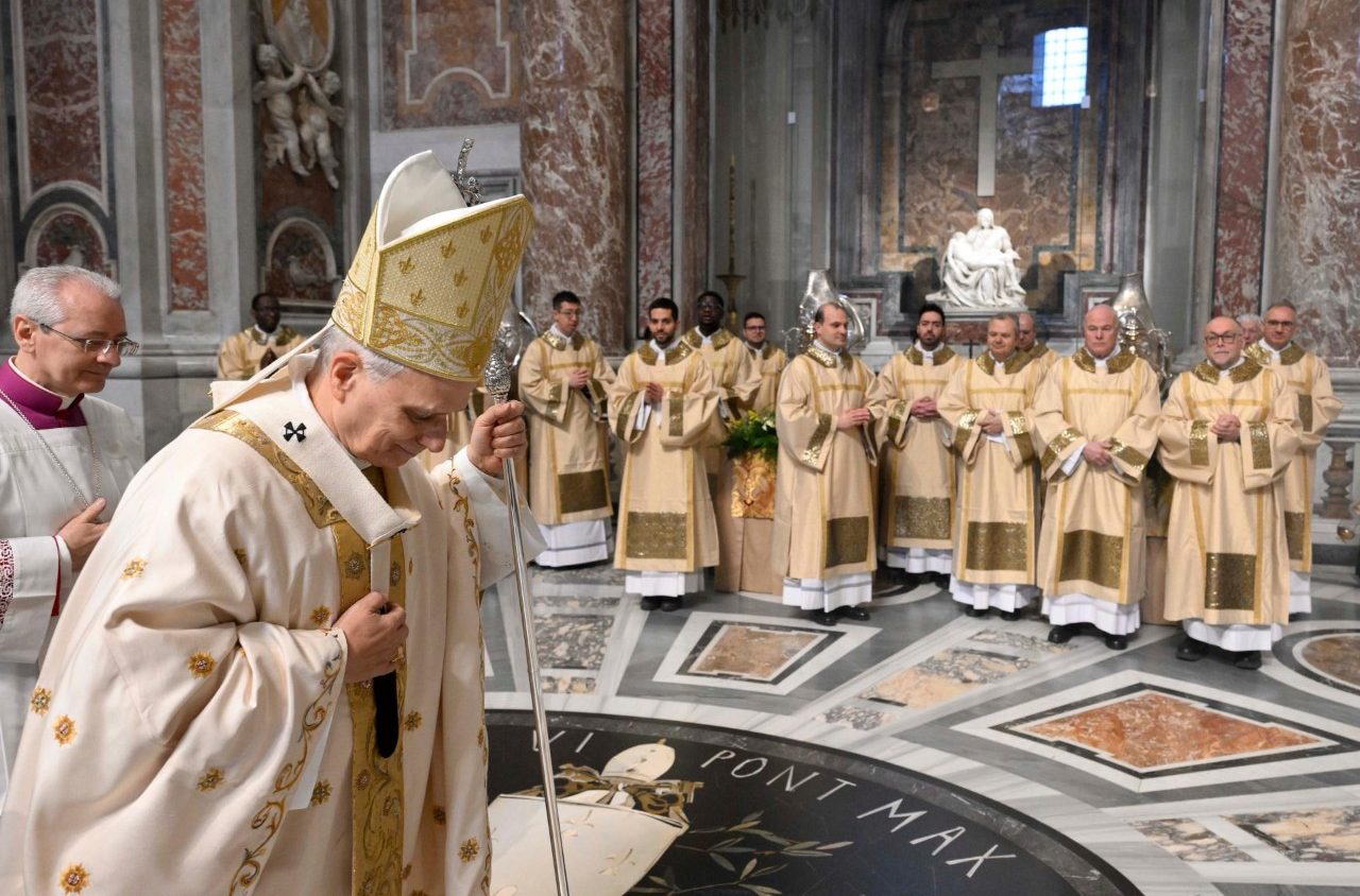 Papa LEON al XIV-lea, apel la pace în noaptea de Paște ROMA, Italia – În cadrul unei ceremonii solemne desfășurate sâmbătă seară în Bazilica Sfântul PETRU, Papa LEON al XIV-lea a transmis un mesaj puternic de speranță și unitate, îndemnând credincioșii catolici să nu se lase copleșiți de conflictele globale și să lucreze pentru pace