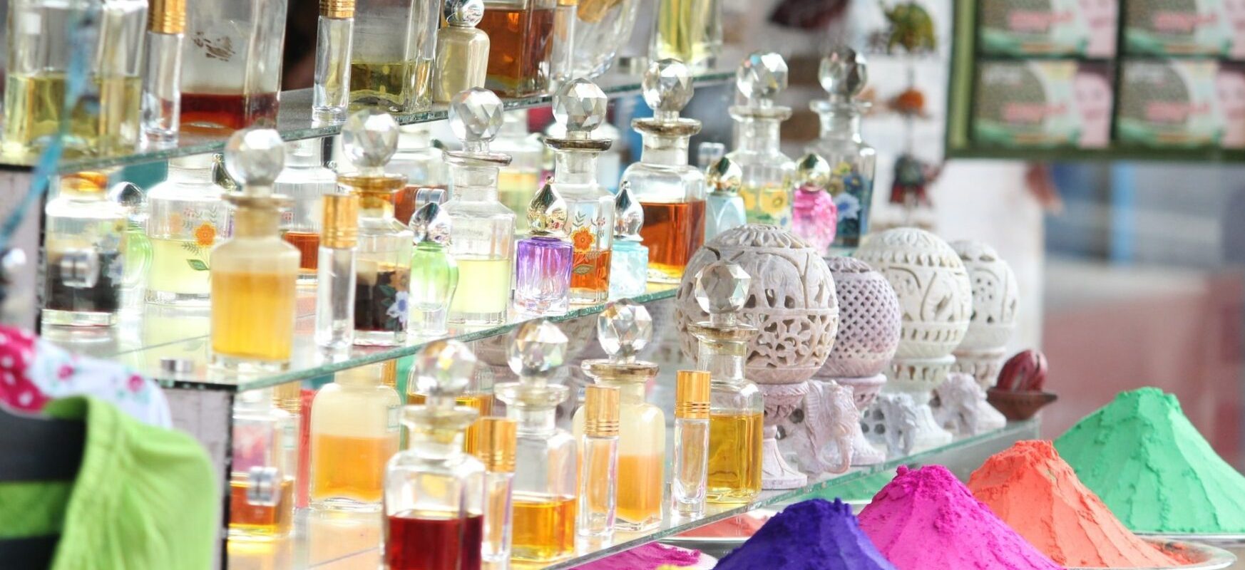 Bilete ieftine, parfumuri scumpe: Hoți prinși cu marfă de 4.500 de euro