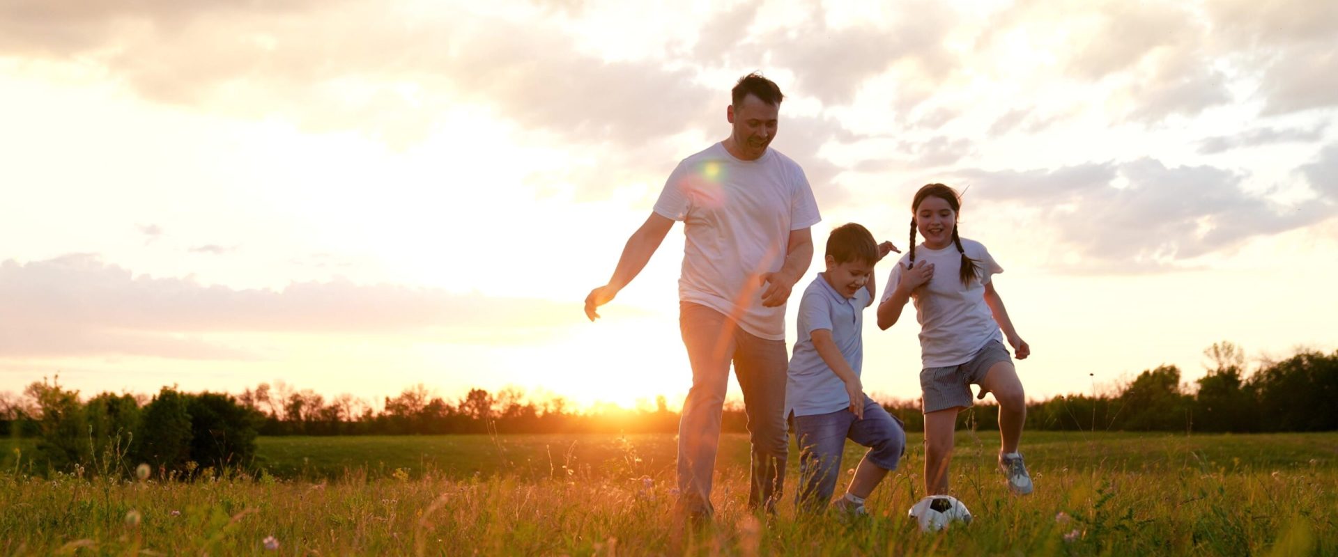 Adulții echilibrați emoțional: Nu sacrificiul părinților, ci bucuria de a fi împreună a contat Una dintre cele mai adânc înrădăcinate convingeri despre parenting este subminată de cercetările recente