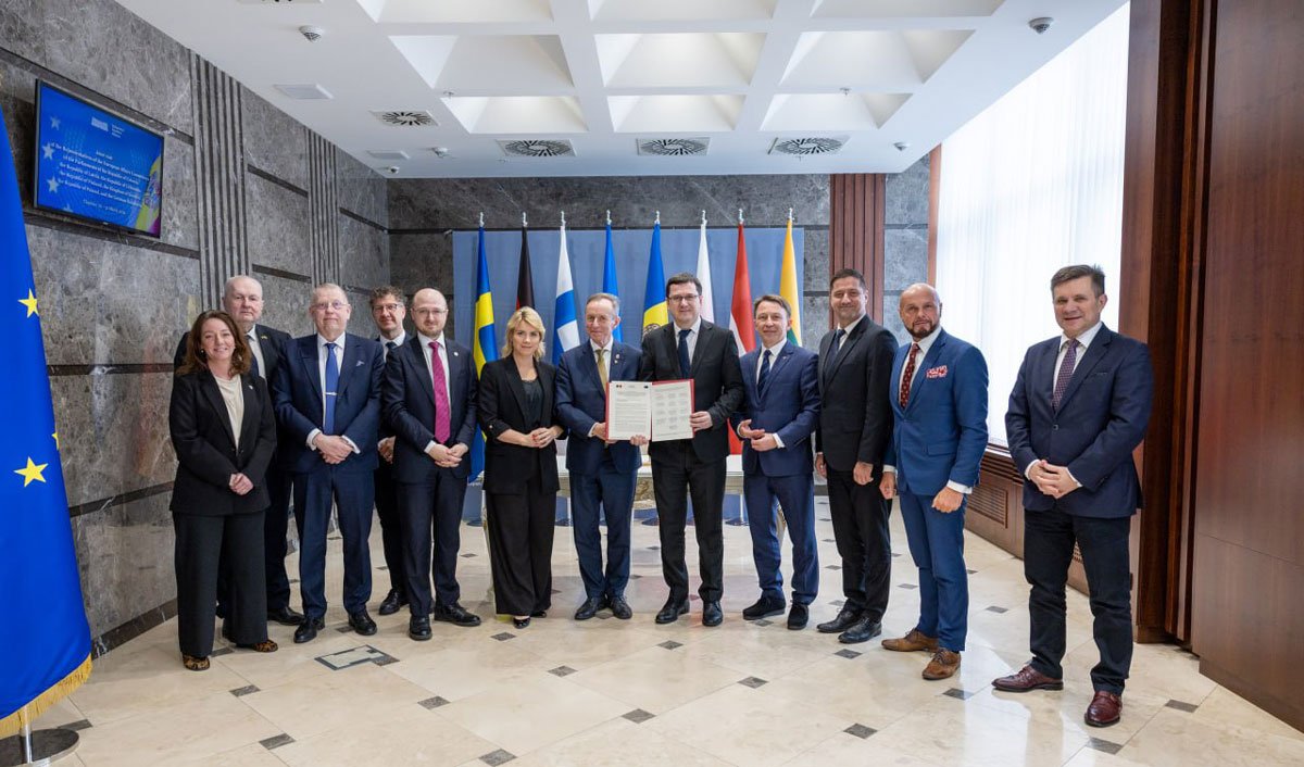 Șapte parlamentari solicită UE să accelereze negocierile de aderare cu Moldova și Ucraina Un grup de șapte parlamentari europeni au emis o declarație prin care solicită Uniunii Europene să accelereze negocierile de aderare cu Moldova și Ucraina