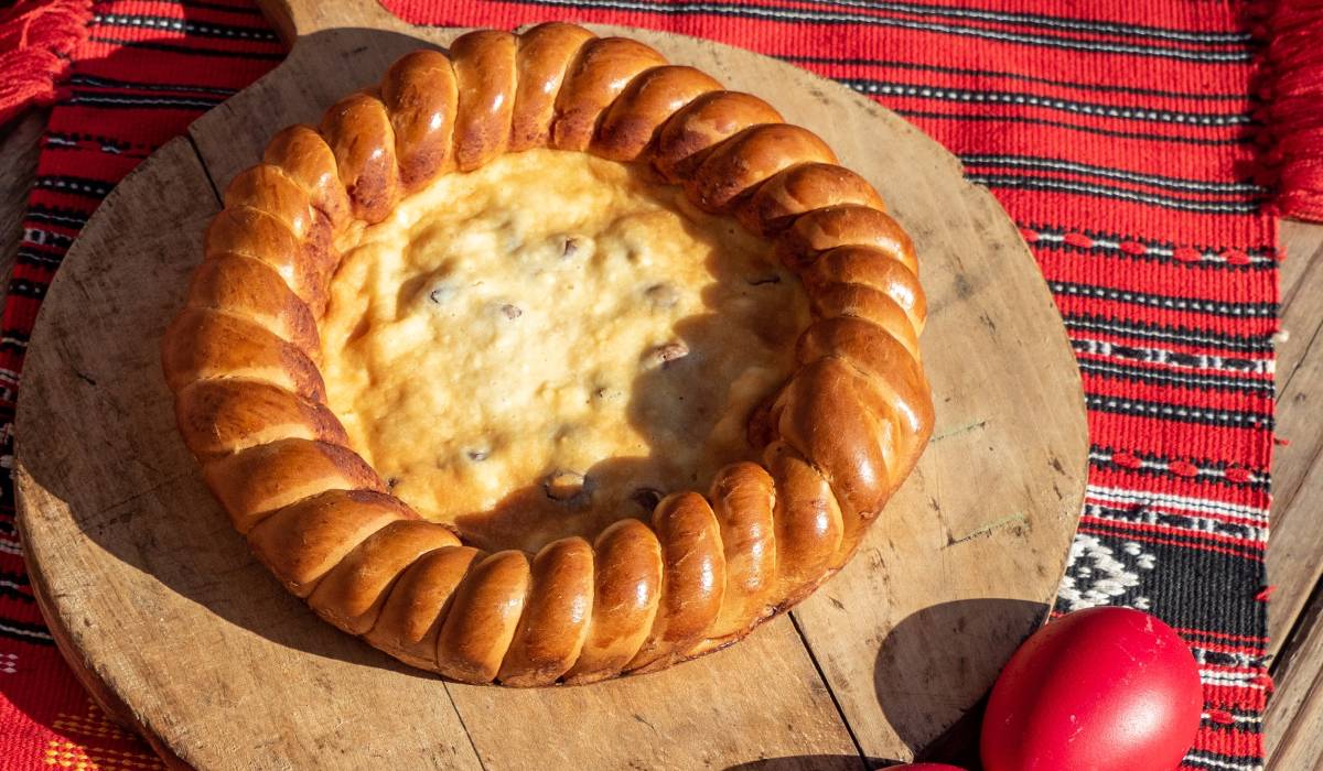 Pasca cu smântână, un deliciu festiv ușor de preparat, dar cu o textură inedită, cucerește prin simplitate și gust O reinterpretare a clasicei pască, care înlocuiește brânza de vaci cu smântână, promite o experiență culinară delicată și rapidă