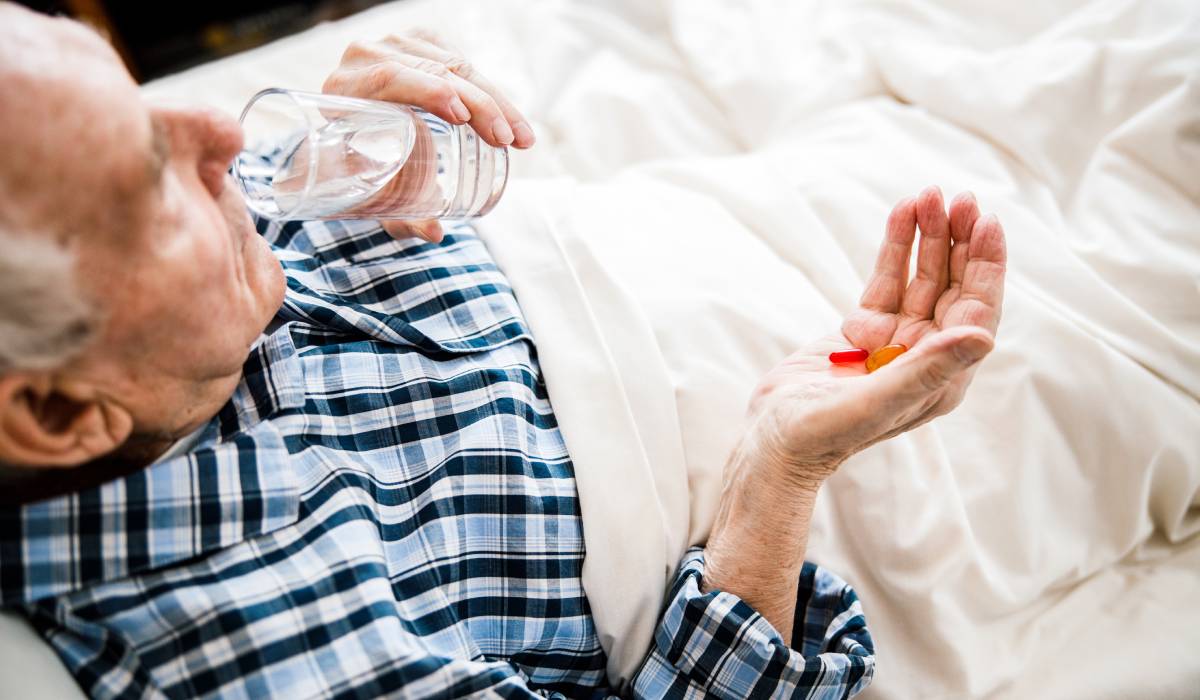 Obiceiuri banale care-ți fac rău: De ce NU te întinzi după medicamente