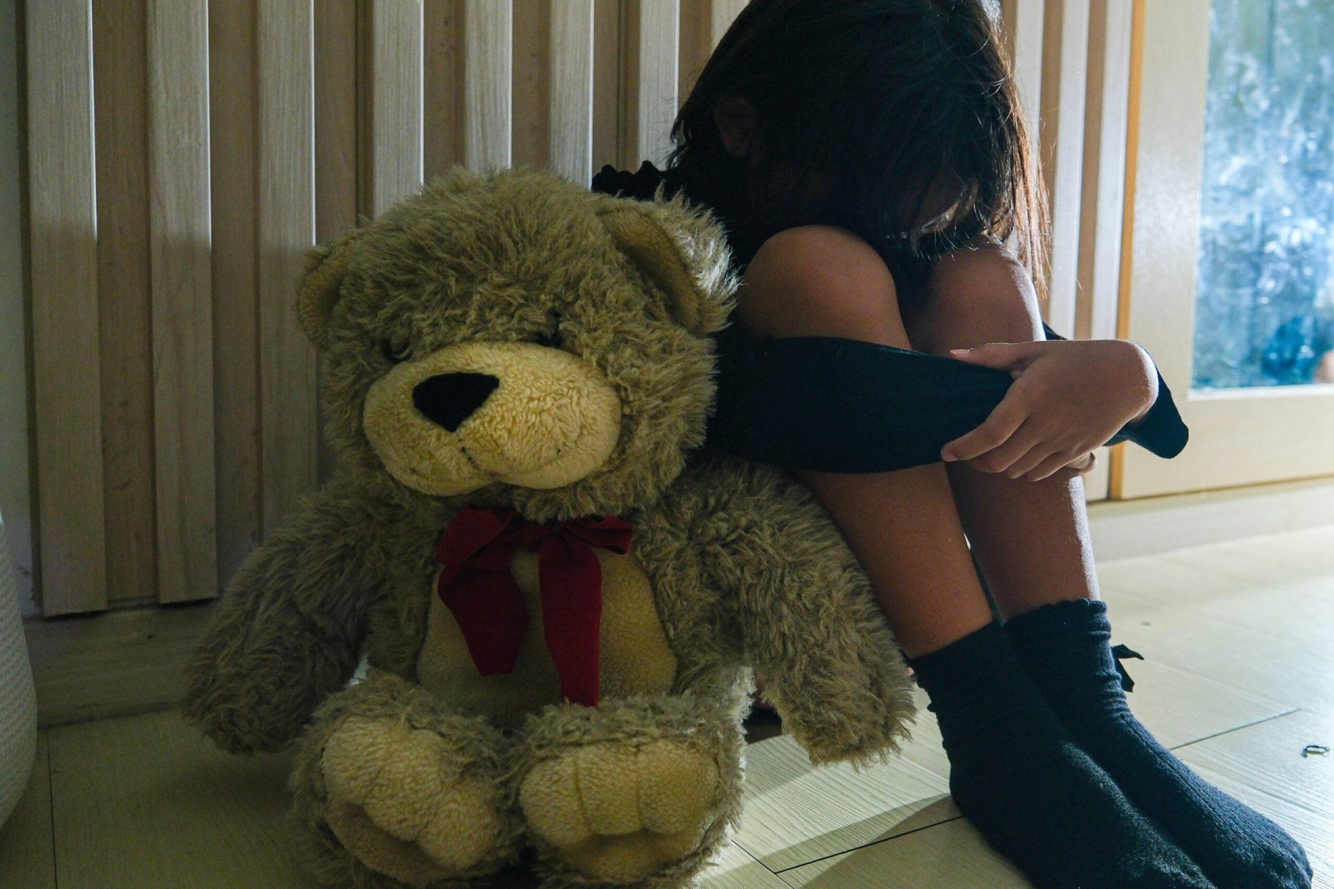 Cei neglijați emoțional: Ce adulți devin și cum afectează relațiile?