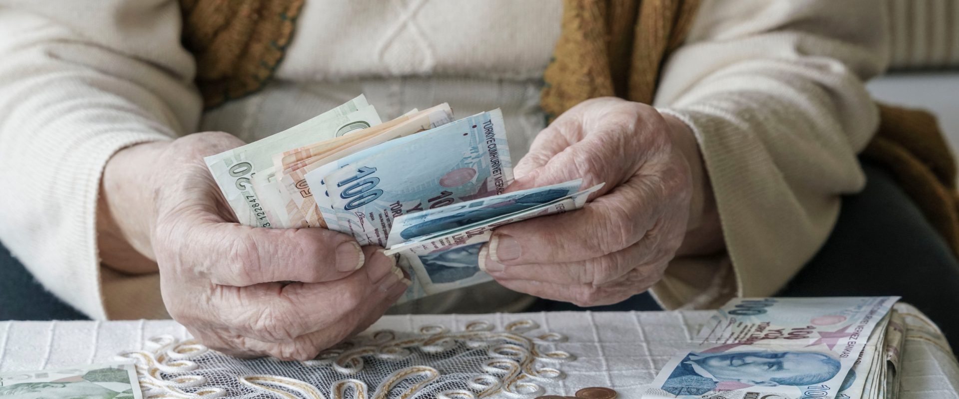 România la pensie: Unde duc un trai decent bătrânii?