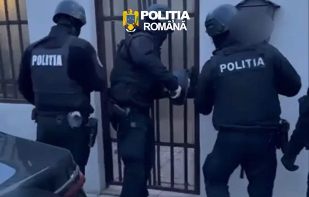 Doi bărbați și o femeie, cercetați la București pentru furt