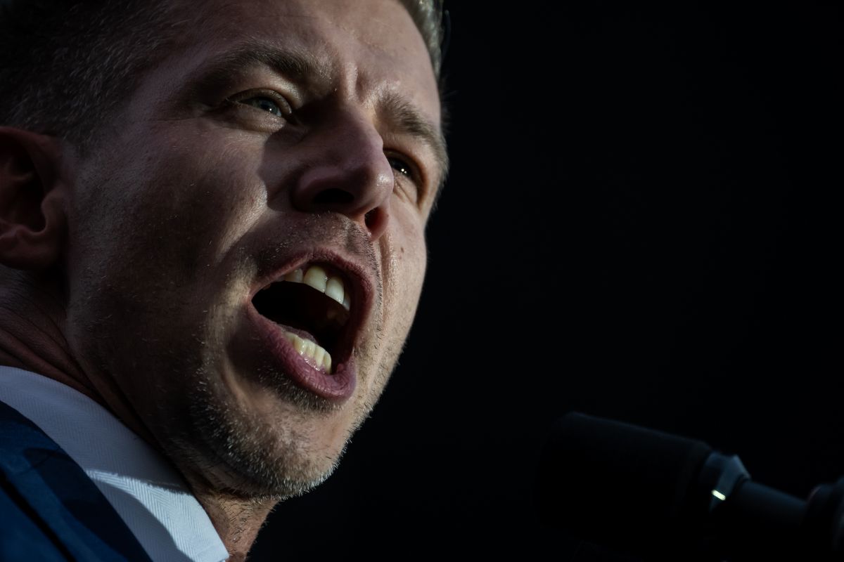 Simion, dans macabru pe morminte. UDMR, complice la minciuni