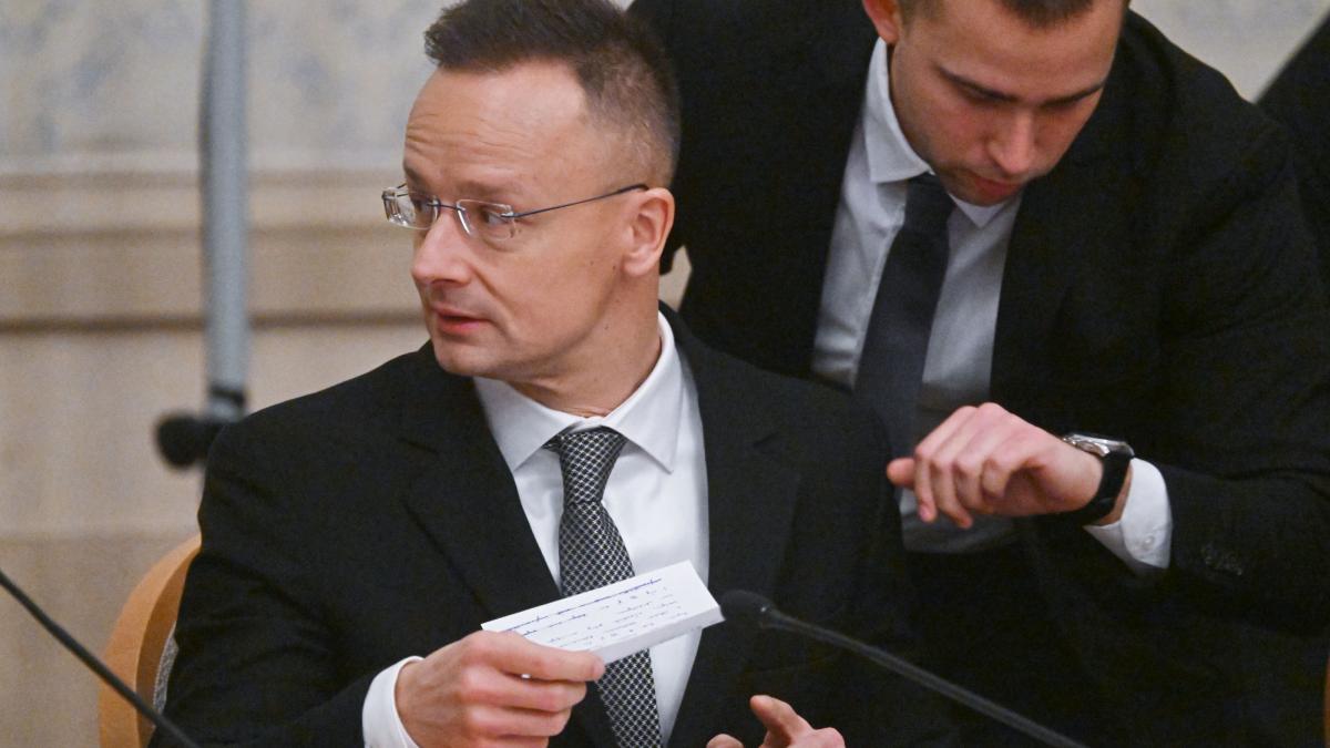 Szijjarto, acuzat că distruge documente despre sancțiunile Rusiei