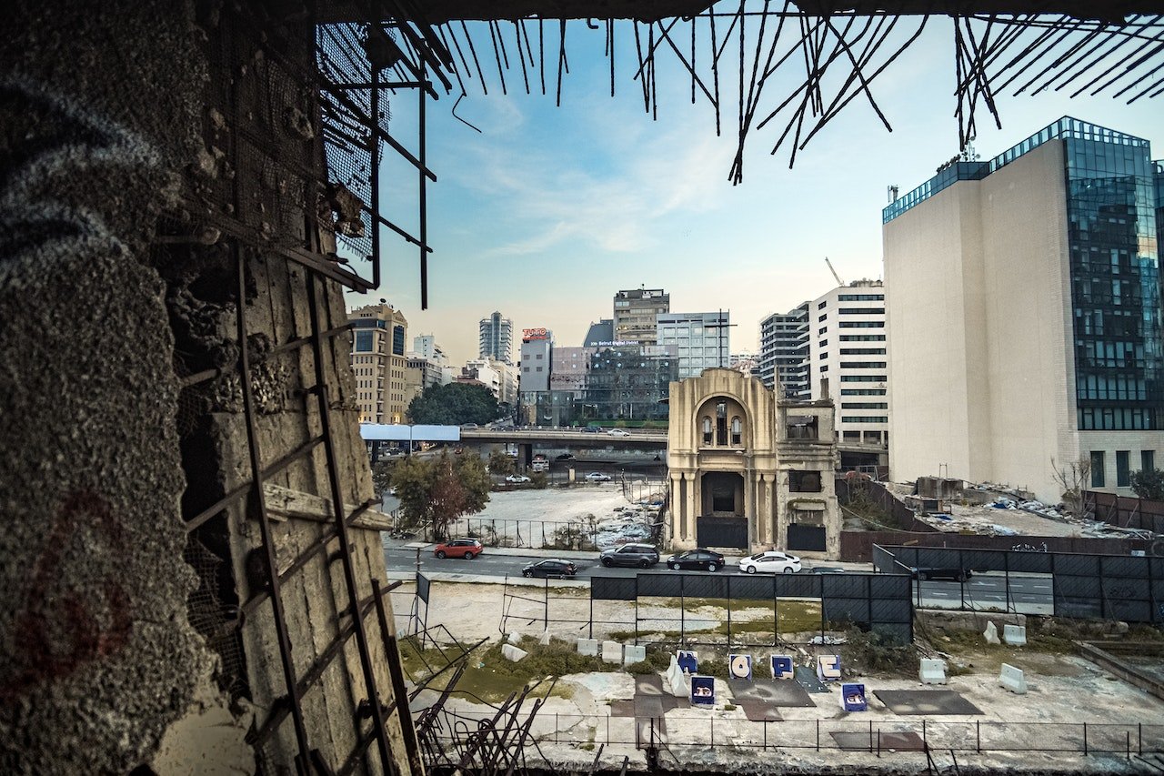 Atac israelian eșuează în Liban: un oficial politic, ucis accidental Un atac israelian, conceput pentru a-l elimina pe un lider al Hezbollahului în Liban, a dus la moartea unui oficial de rang înalt al unei formațiuni politice care se opune mișcării șiite, relatează BBC