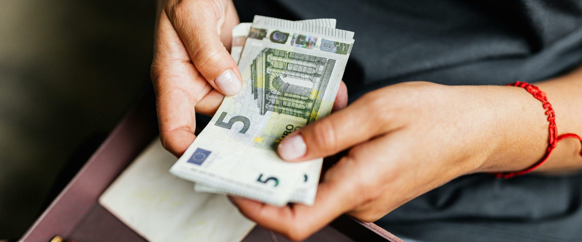 Românii, despăgubiți cu 173.000 euro după ce au reclamat produse/servicii