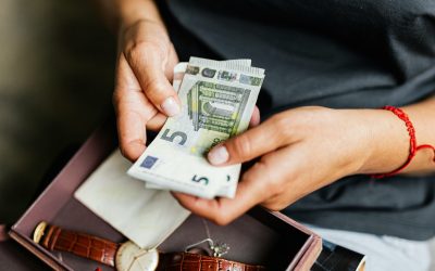 Românii, despăgubiți cu 173.000 euro după ce au reclamat produse/servicii