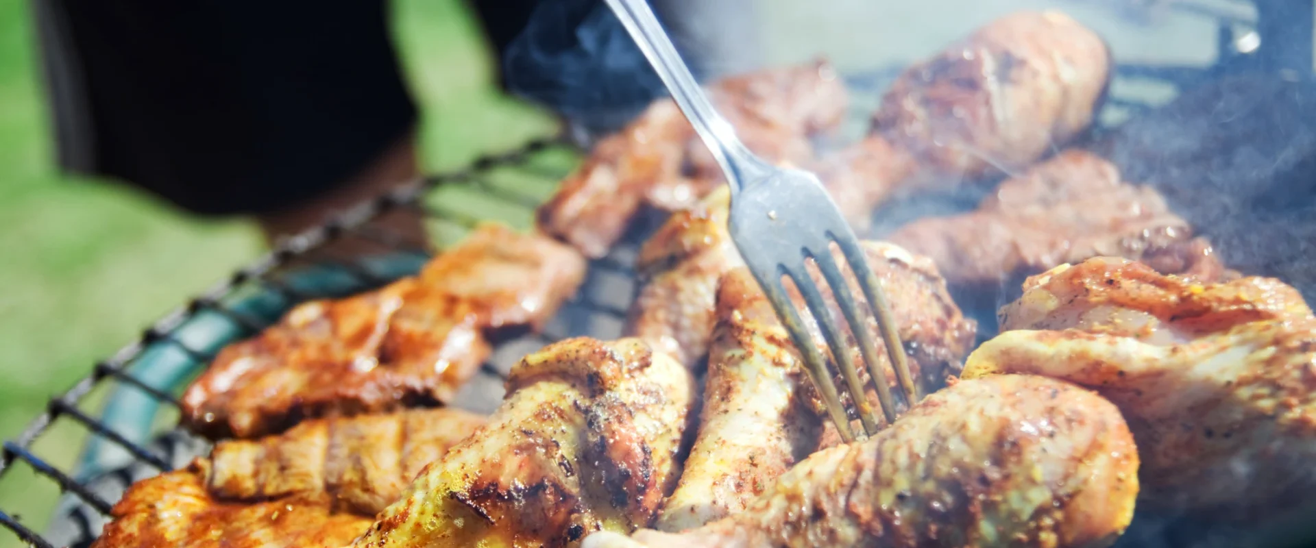 Unde și Cum: Ghidul Cetățeanului pentru Grătarele Legale în Germania BERLIN – Vremea frumoasă aduce cu sine pofta de grătar, însă, în Germania, bucuria unui festin în aer liber vine la pachet cu o serie de reguli menite să mențină pacea și liniștea în comunitate