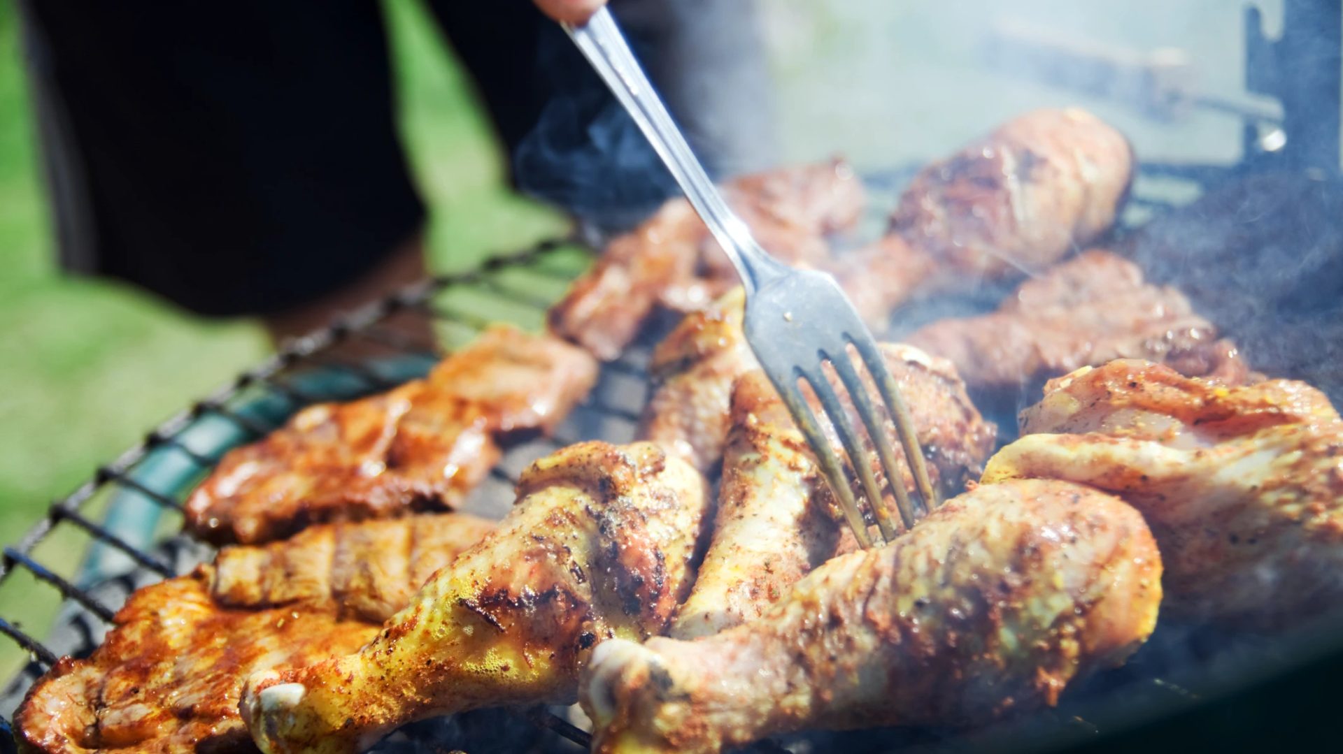 Unde și Cum: Ghidul Cetățeanului pentru Grătarele Legale în Germania BERLIN – Vremea frumoasă aduce cu sine pofta de grătar, însă, în Germania, bucuria unui festin în aer liber vine la pachet cu o serie de reguli menite să mențină pacea și liniștea în comunitate