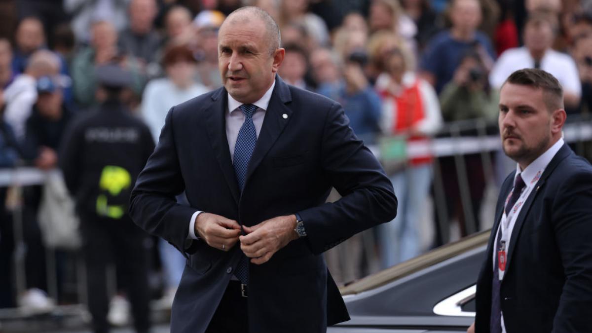 Radev, pilotul bulgar, încearcă să deblocheze criza politică. Guvernul sau prăbușirea