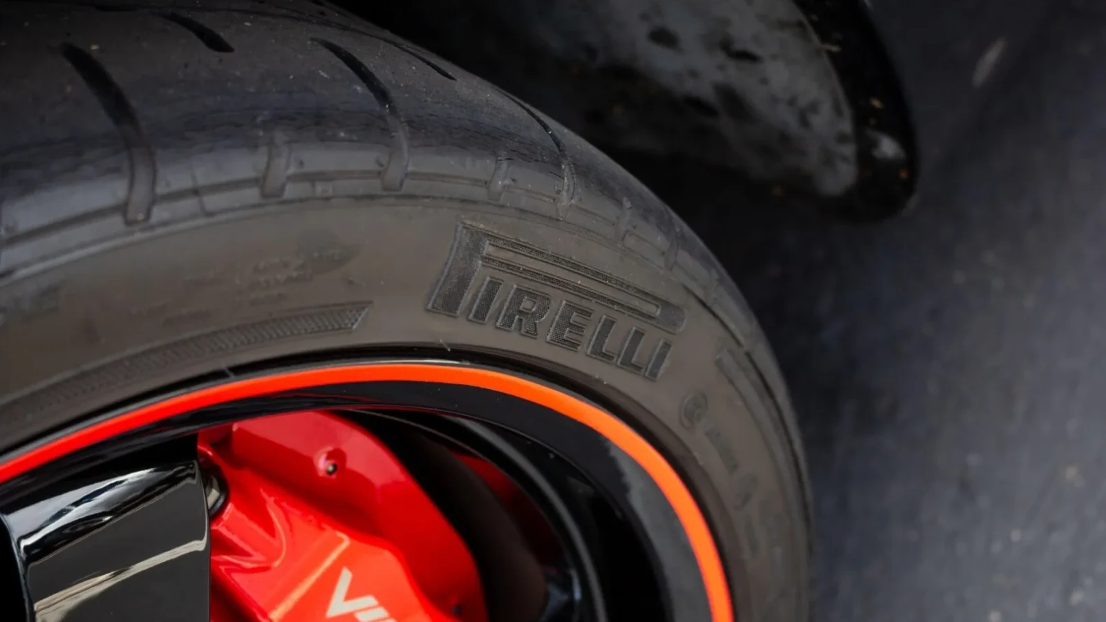Pirelli scumpeste anvelopele: Criza din Orientul Mijlociu lovește prețurile!