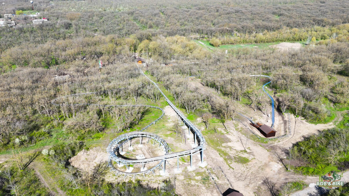 Inedit în România: Bob printre copaci, trasee de biciclete și un turn de cățărare