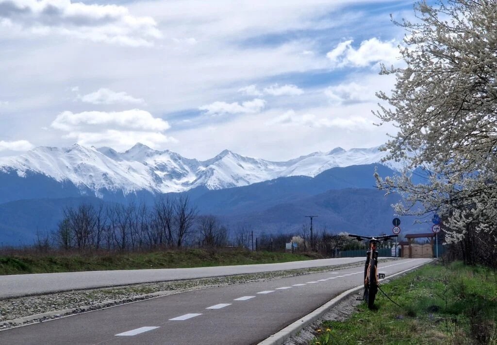 Peisaje spectaculoase: Pedalăm pe o pistă de 7 km, de vis