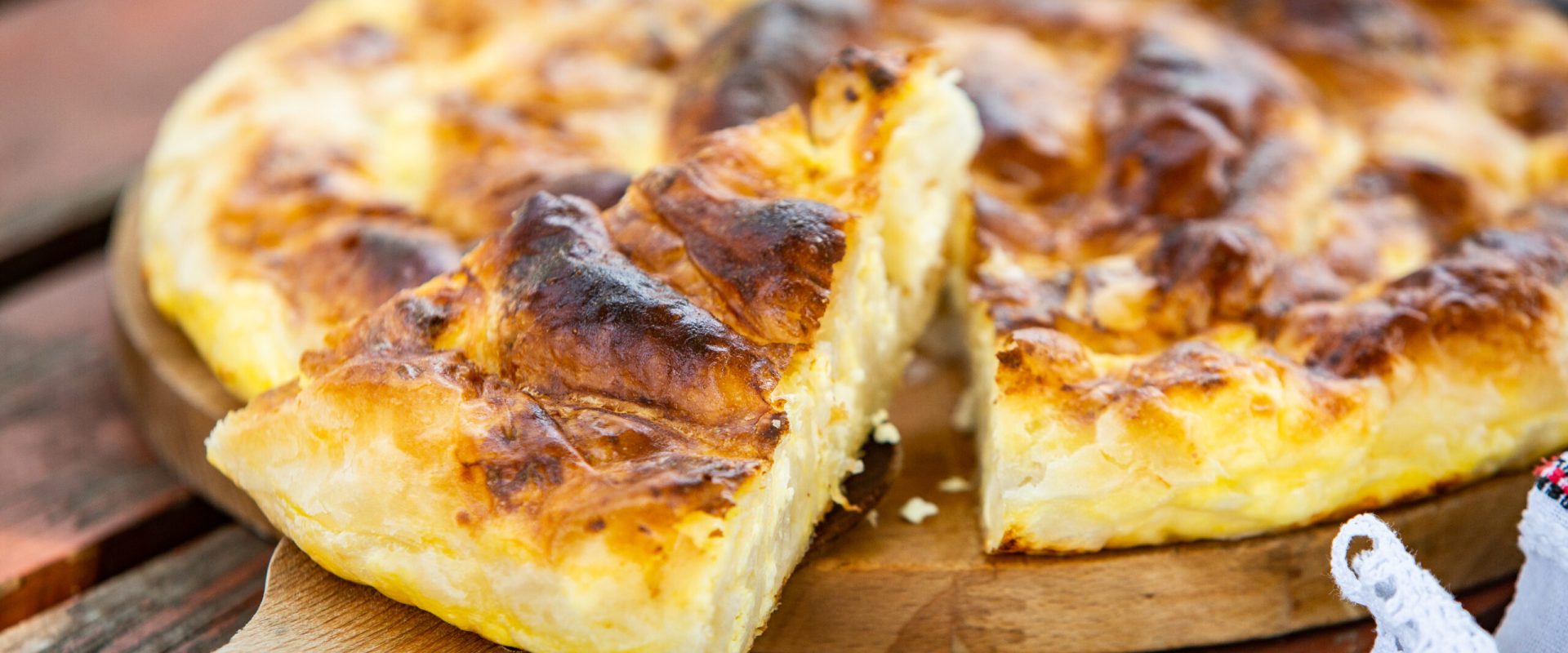 Reteta bunicii: Plăcintă cu foi subțiri și brânză, răsucită sau la tavă!