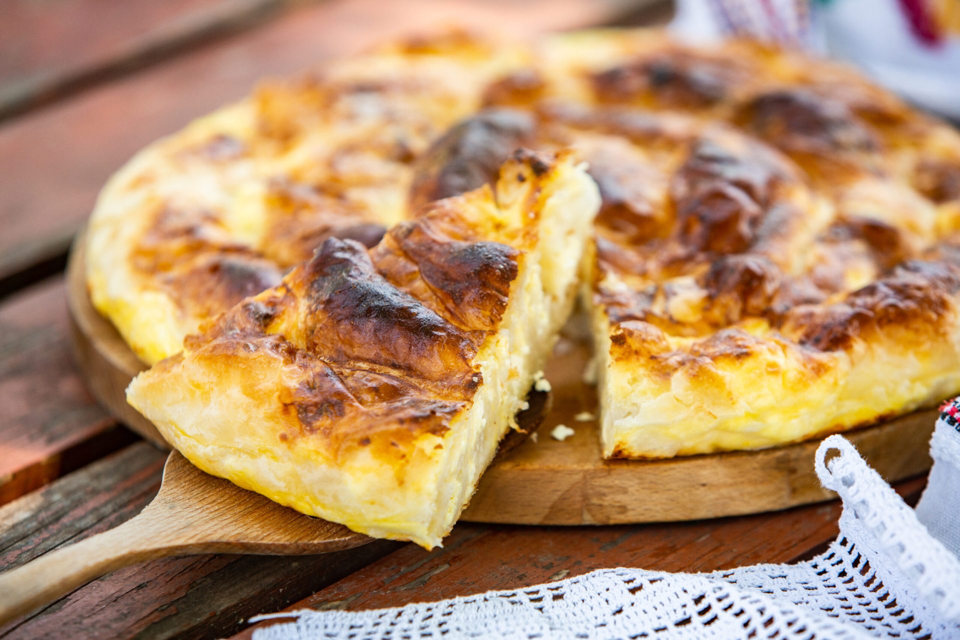 Reteta bunicii: Plăcintă cu foi subțiri și brânză, răsucită sau la tavă!