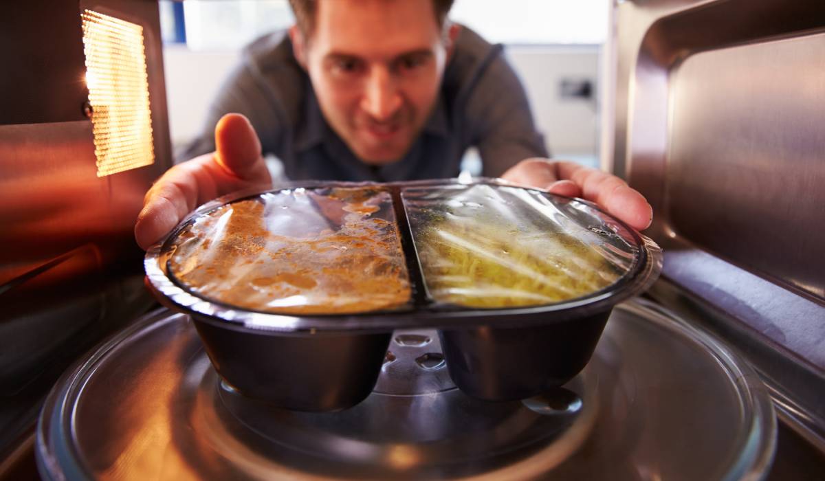 Atenție: Recipientul periculos! Ce să NU bagi la microunde