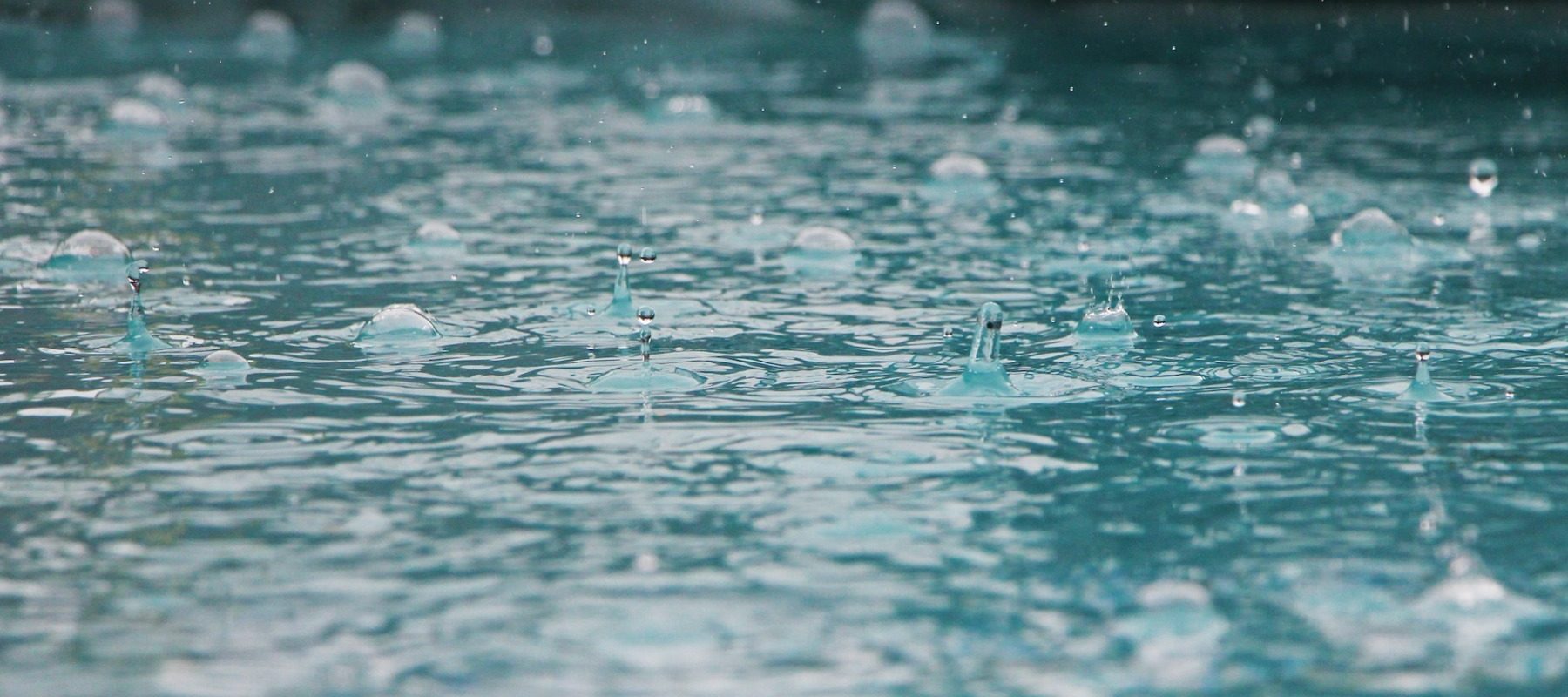 Ploi torențiale și vânt puternic lovesc România: Alertă meteo până sâmbătă