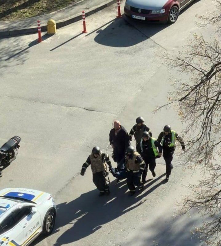 Șoc la Kiev: Polițiști fug de gloanțe, lăsând civilii la mila sorții!