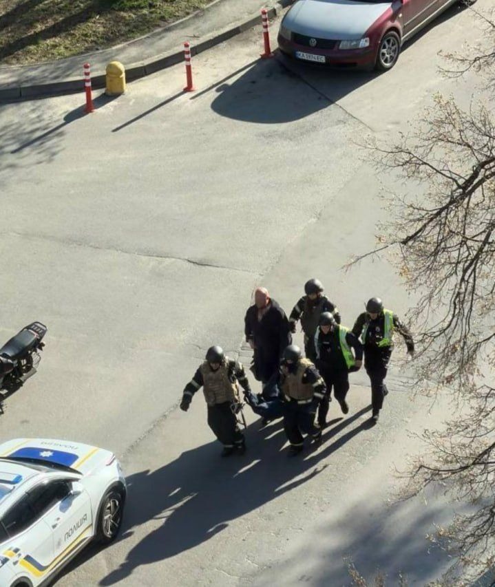 Șoc la Kiev: Polițiști fug de gloanțe, lăsând civilii la mila sorții!