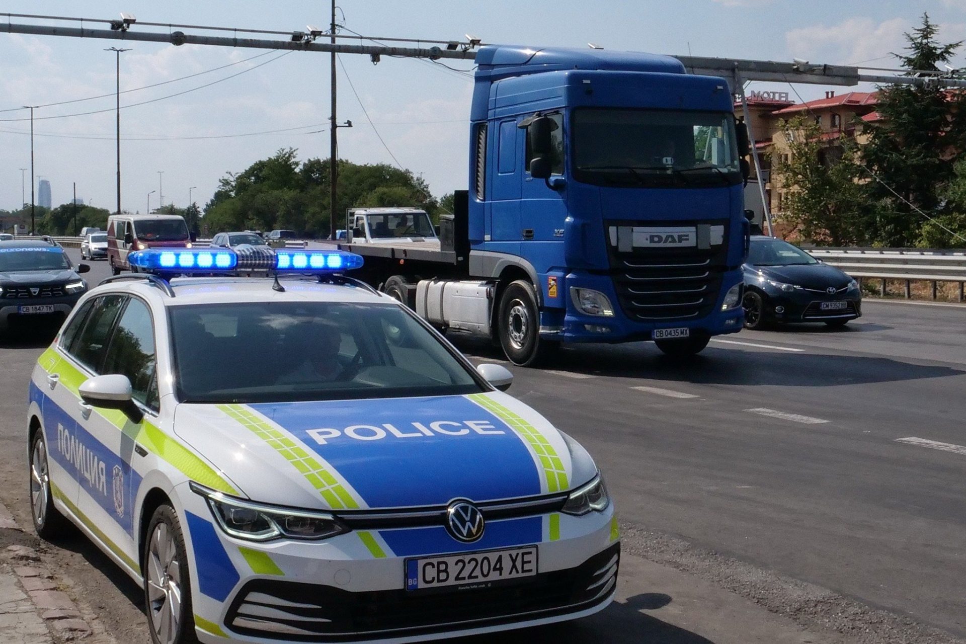 Un cetățean bulgar a fost reținut în această dimineață pe autostrada Struma, care leagă Sofia de granița cu Grecia, după ce a fost depistat conducând sub influența alcoolului și a drogurilor