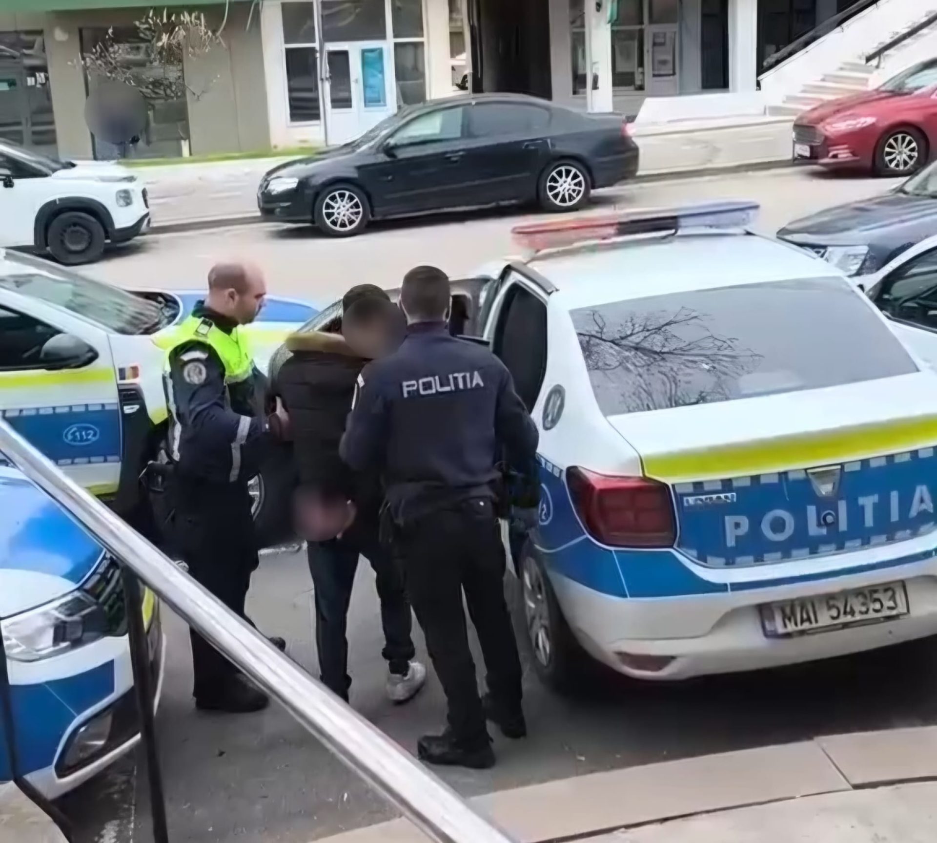 Tânăr, la un pas de arest după ce a lovit un polițist pentru muzică prea tare
