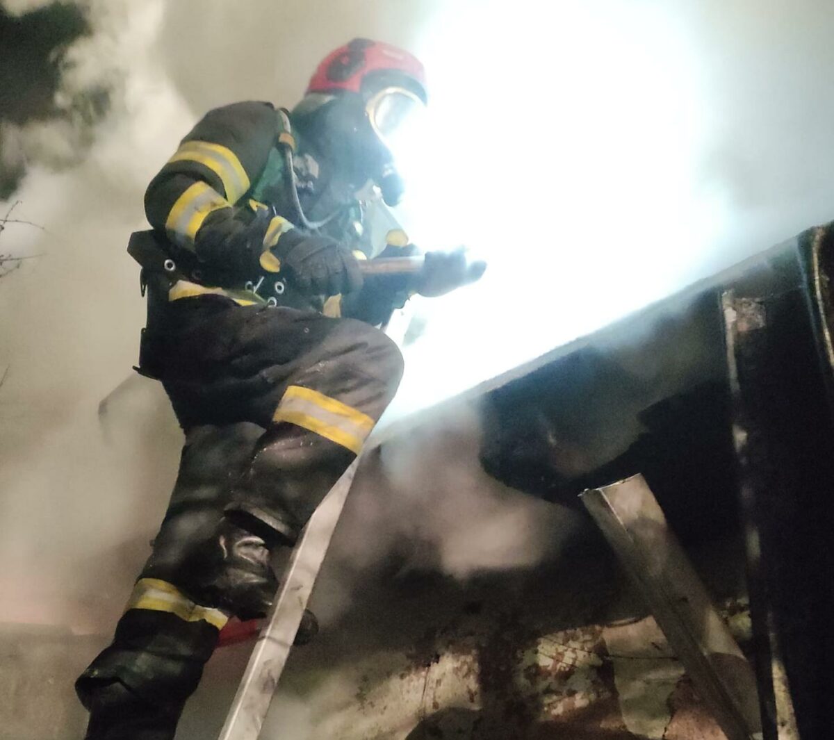 Incendiu uriaș la Galați: Pompierii au găsit o victimă, misiunea continuă