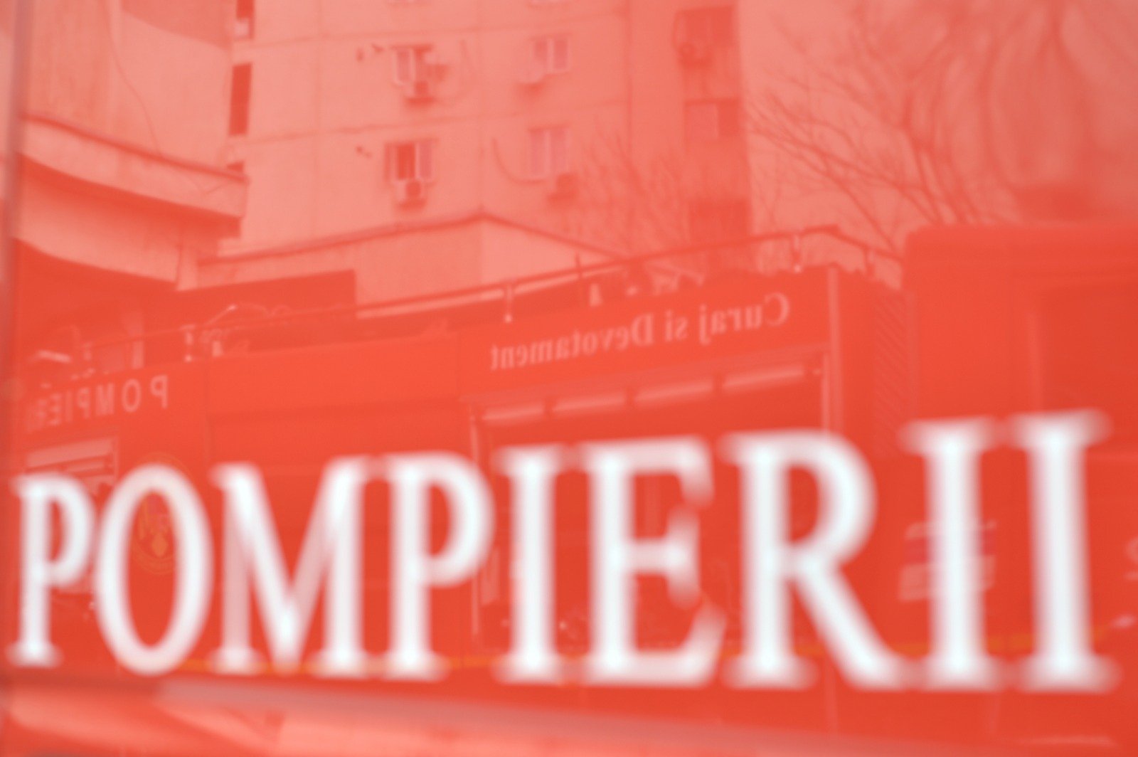 # Incendiu major la o clădire istorică din Câmpina: Fostul Institut de Petrol și Gaze, cuprins de flăcări Un incendiu de amploare a izbucnit în după-amiaza zilei de vineri, 23 decembrie, la o clădire dezafectată din Câmpina, care a aparținut fostului Institut de Petrol și Gaze