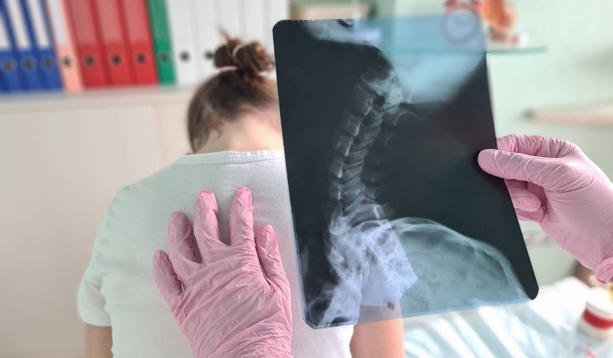 Greșeli de postură la copii: Ce trebuie să știe orice părinte despre coloană