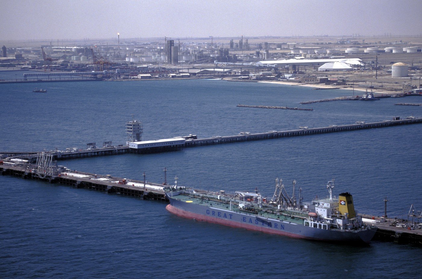 Prețul petrolului: Unde e ADEVĂRUL? 97 sau 130 de dolari pe baril