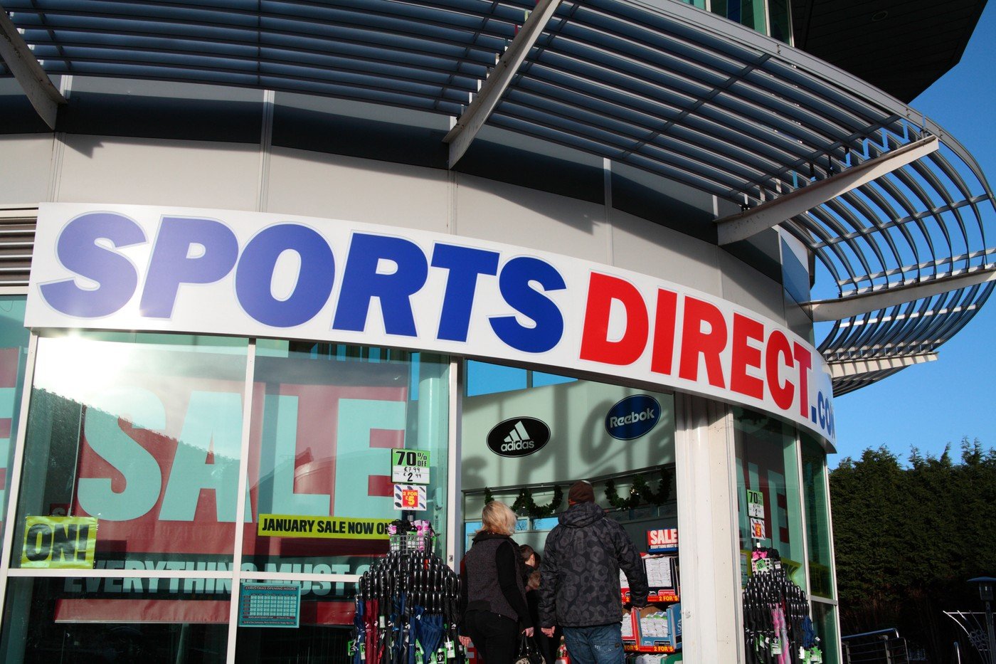 Hervis se retrage din România: Retragere treptată începând din primăvara acestui an București – Grupul FRASERS, gigantul britanic în retailul de echipamente sportive, pregătește o retragere treptată a brandului de magazine HERVIS din România