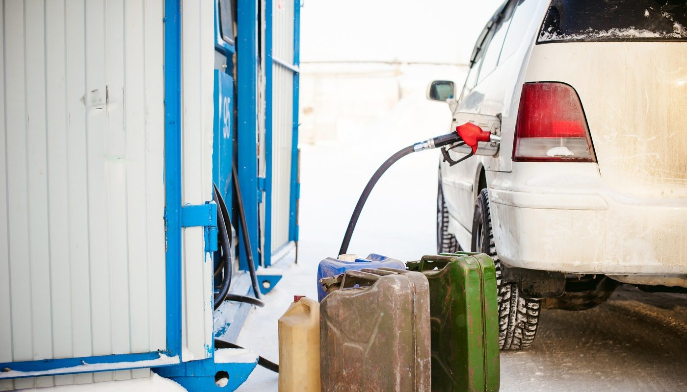 Poți lua benzină în canistră de la pompă? Ce spune legea pentru șoferi