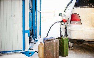 Poți lua benzină în canistră de la pompă? Ce spune legea pentru șoferi