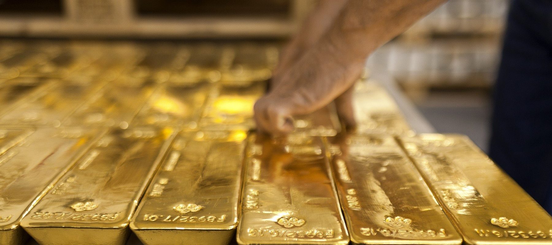 Aurul, pe valuri: De ce vând acum băncile centrale metalul prețios?