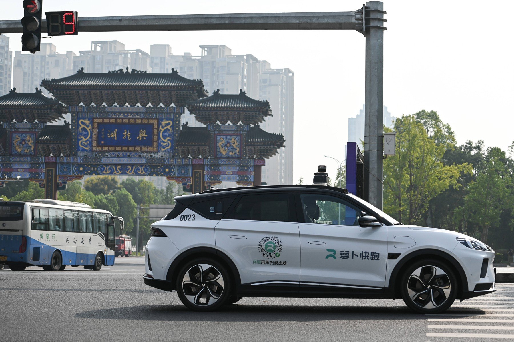 Pană generală pentru robotaxiurile din Wuhan: peste 100 de mașini au rămas blocate pe străzi Un incident neobișnuit a paralizat, miercuri, activitatea robotaxiurilor Apollo Go în orașul chinez Wuhan