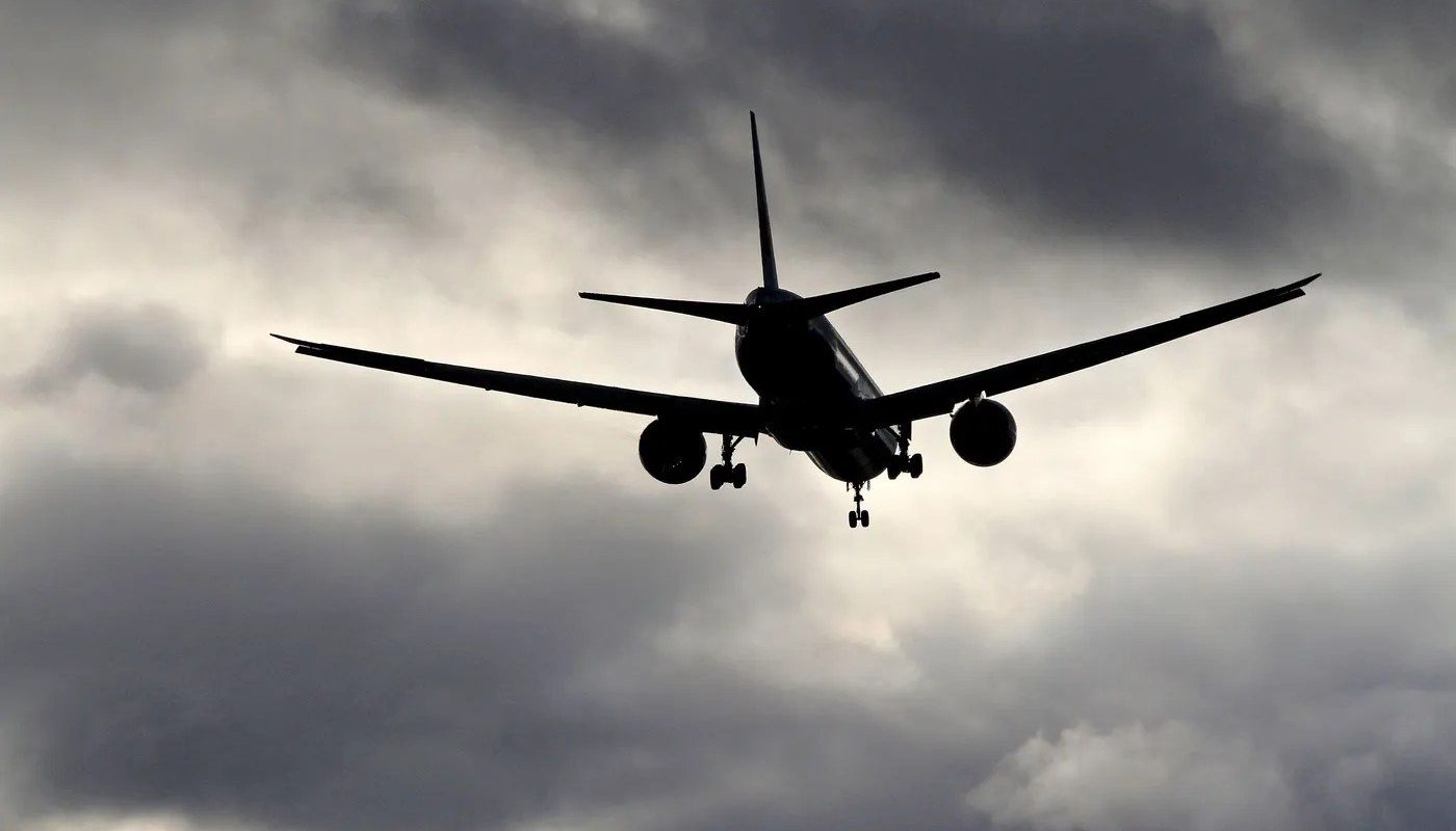 Zborurile din Nordul Italiei, afectate de restricții la combustibil până pe 9 aprilie MILANO – Zborurile de pe patru aeroporturi din nordul Italiei vor fi supuse unor restricții privind realimentarea cu combustibil până la data de 9 aprilie, din cauza „disponibilității limitate” cu care se confruntă operatorul Air BP Italia, potrivit informațiilor publicate sâmbătă